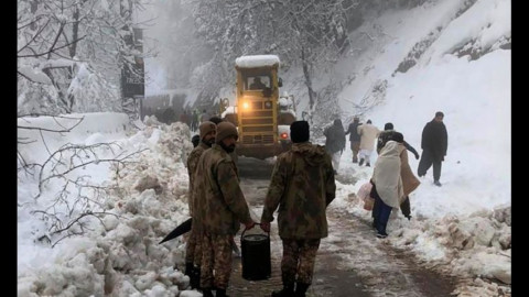 Mueren de frío 22 personas atrapadas en sus autos tras intensa nevada