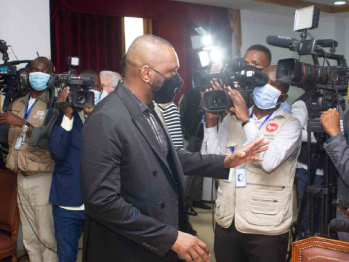 Hijo de expresidente de Angola es condenado a prisión por fraude