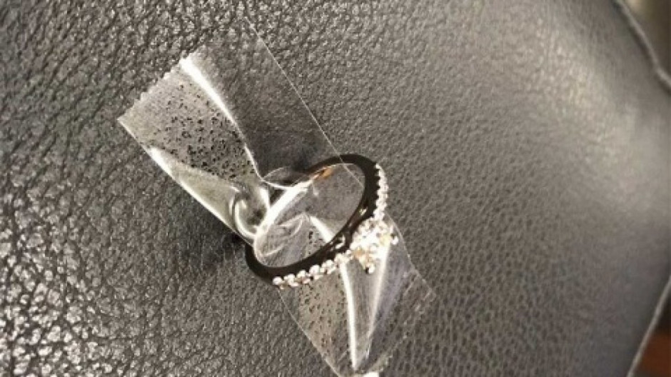 Policía de NY ubica a pareja que perdió anillo de compromiso