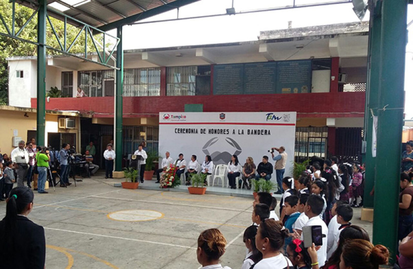 Alcaldesa encabeza asamblea en escuela primaria