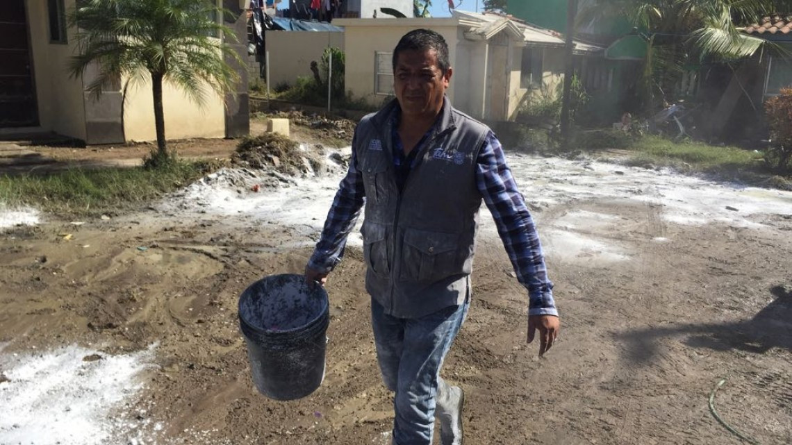 COEPRIS realiza labores de saneamiento en la zona de inundación