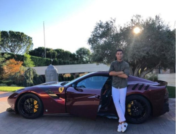 CR7 presume su nuevo Ferrari, edición limitada 