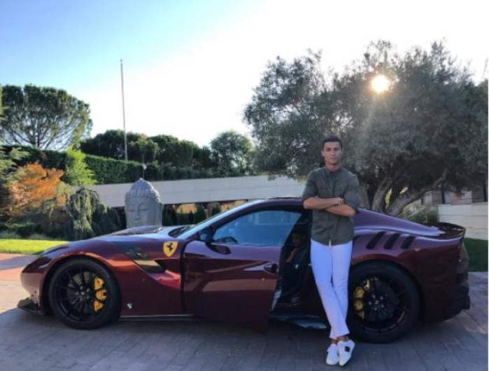 CR7 presume su nuevo Ferrari, edición limitada 