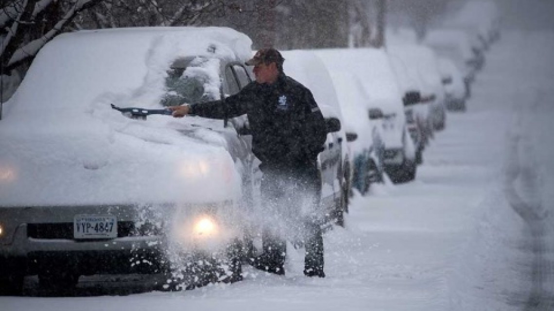 Un muerto y gran caos deja tormenta invernal
