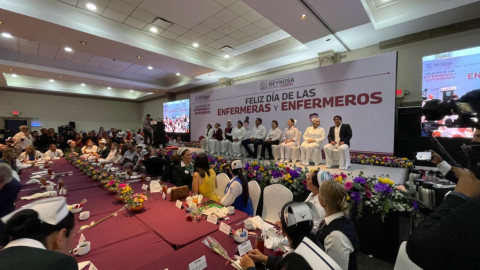 Reconocen labor de enfermas y enfermeros