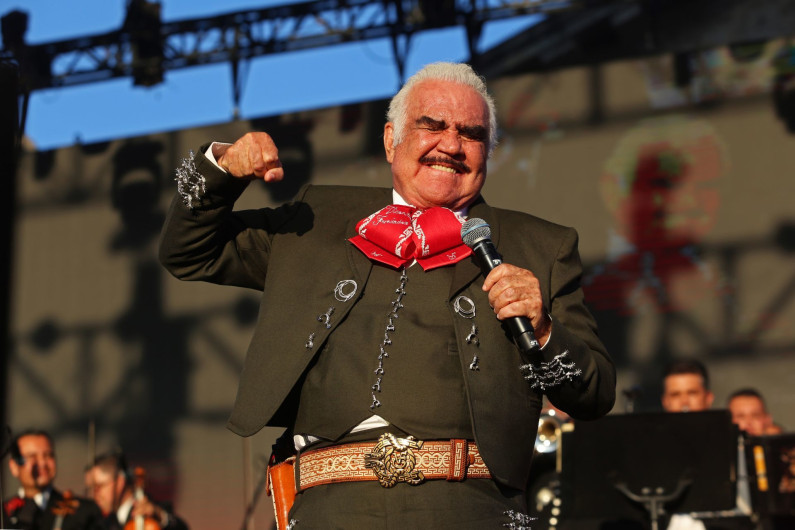 Vicente Fernández sale de terapia intensiva luego de meses internado