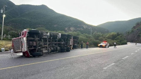  Volcadura de tráiler con sorgo provoca cierre parcial en carretera de Tamaulipas