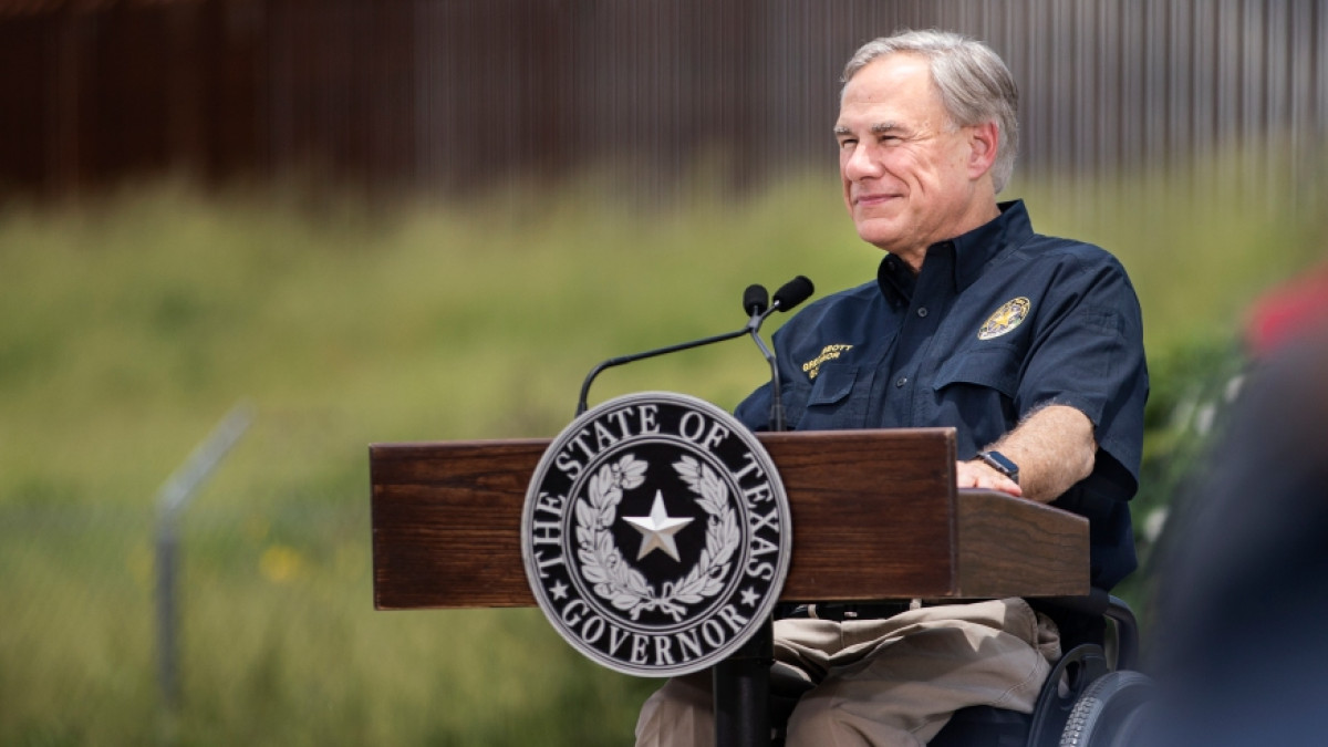 Encabeza Greg Abbott ceremonia de juramento al militar Monie Ulis, en Mission, TX