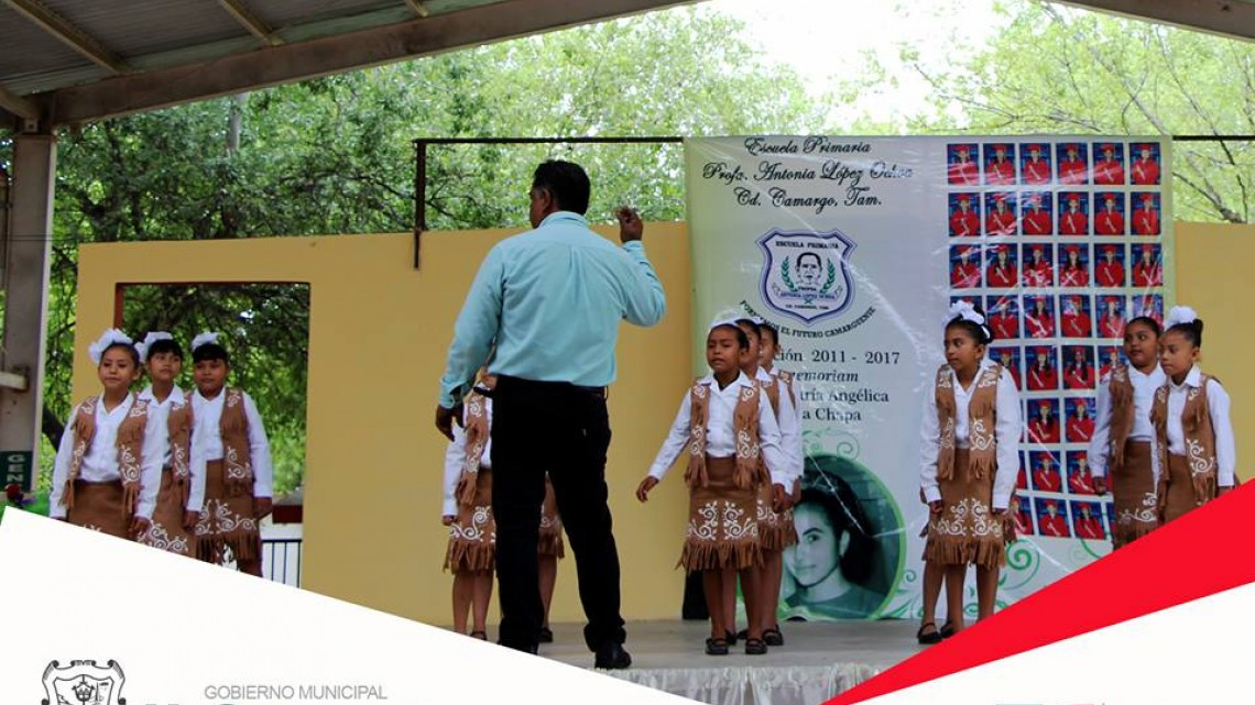 Acude alcaldesa a graduación de escuela primaria