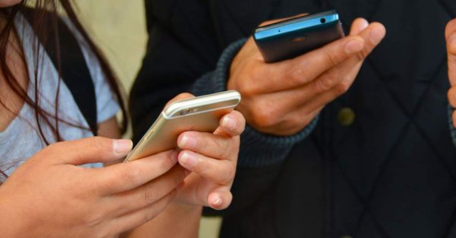 Prohibirá Francia a estudiantes uso de celulares en colegios