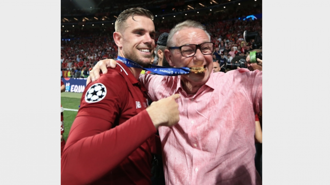 Jordan Henderson emocionado hasta las lágrimas con su papá