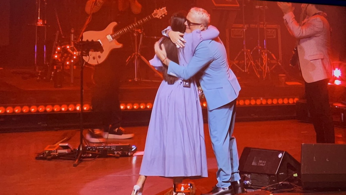 Alejandro Sanz invita a María Elena Ríos a tocar en su concierto