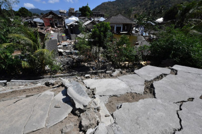 Suben a 387 los muertos por sismo en Indonesia