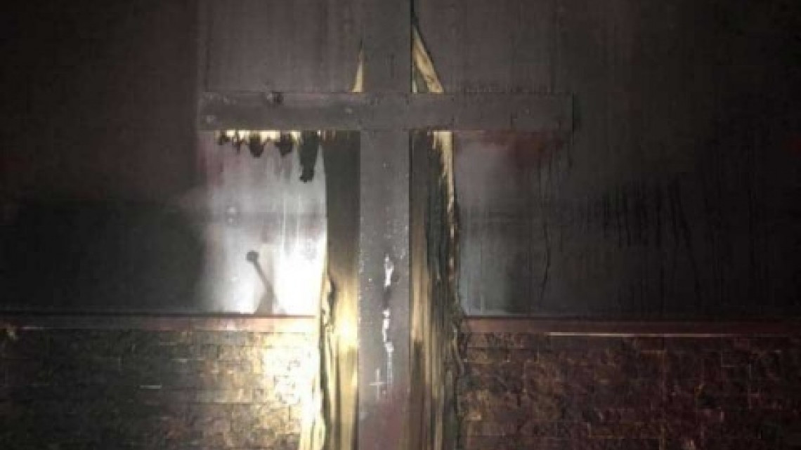 Biblias y cruces intactas tras demoledor incendio