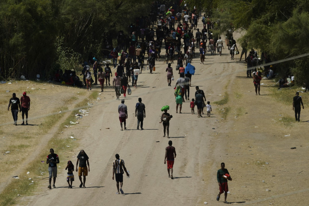 Solo 225 migrantes quedan en campamento en frontera de Texas-México
