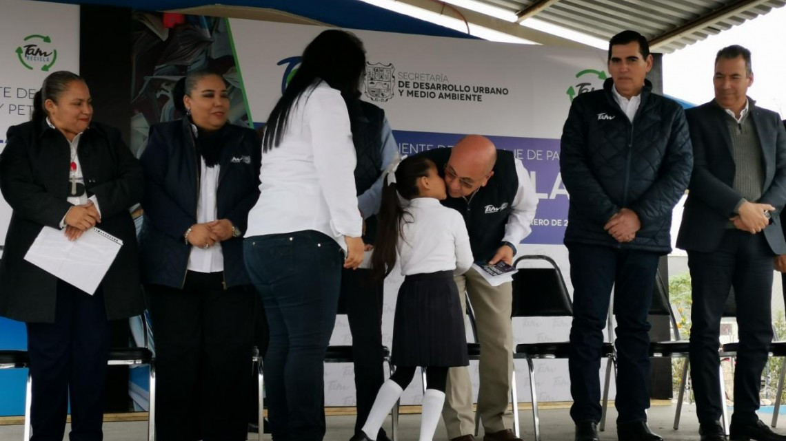 Entregan apoyos económicos a escuelas recicladoras