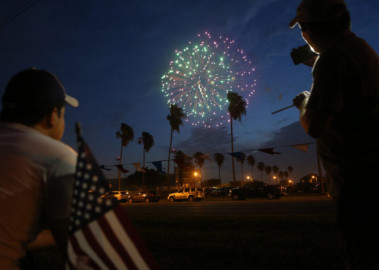 Exhibición de fuegos artificiales por el 4 de Julio solo será vista desde autos: McAllen