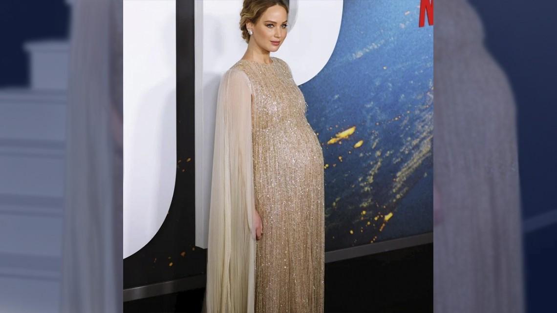 Jennifer Lawrence presume su embarazo en alfombra roja
