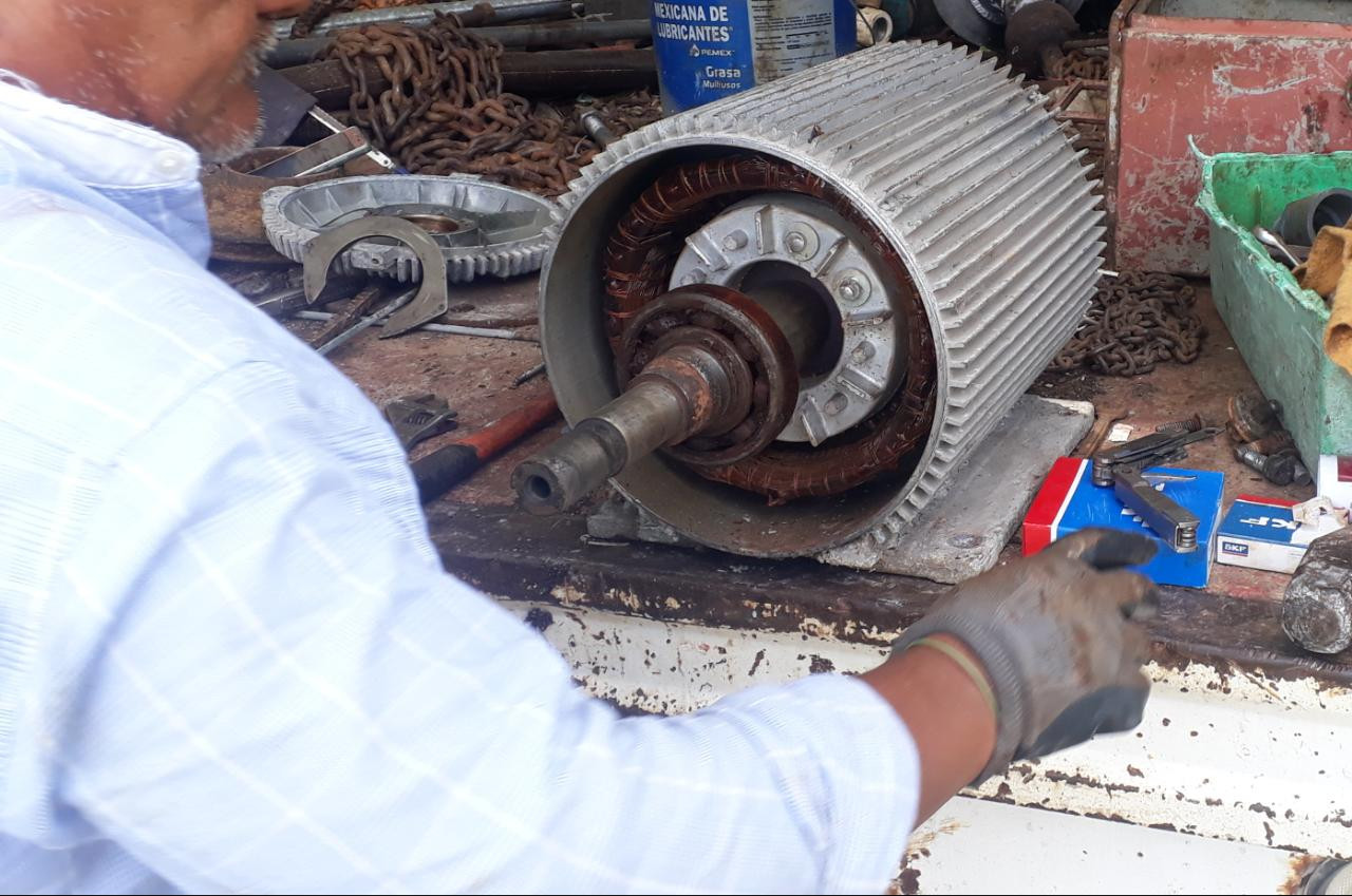 Dan mantenimiento a equipos de bombeo  en San Valentín y Paseo de las Flores