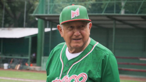 AMLO juega su primer juego de béisbol de 2023