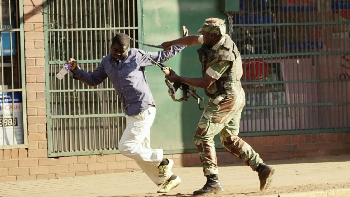 Estalla la violencia en Zimbabwe tras victoria de partido gobernante
