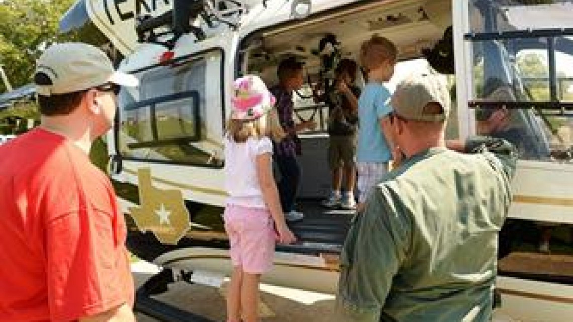 Invita DPS a Día del Museo en Austin