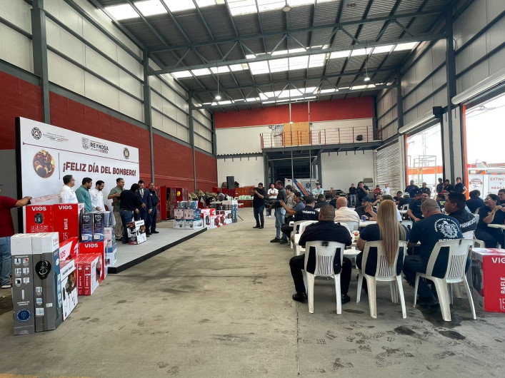 Festejan a bomberos