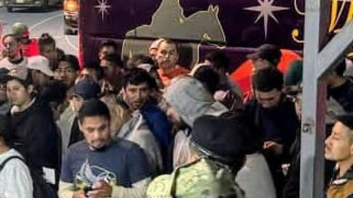 Llegan cerca de 200 deportados de EU, los ingresan al campamento de repatriados