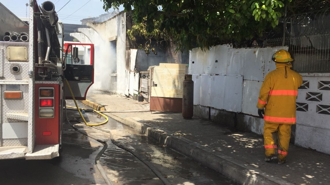 Se incendia bodega de fierro viejo en Madero