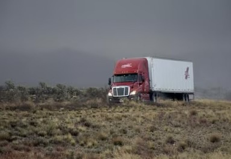 Encuentran camión con migrantes en Austria 