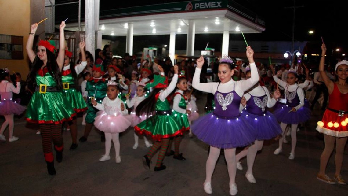 Disfrutan matamorenses de desfile y encendido de pino