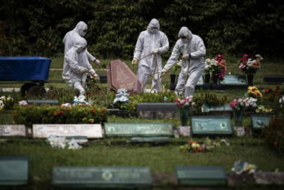 Muertes por COVID-19  en el mundo superan las 990 mil 