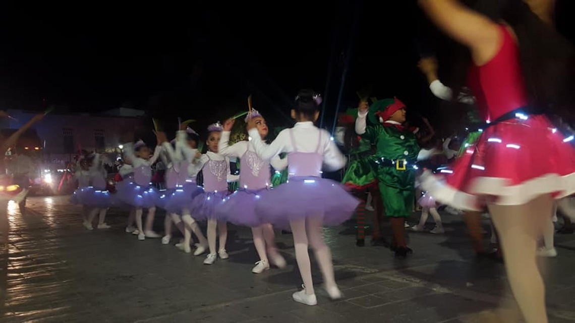 Disfrutan matamorenses de desfile y encendido de pino