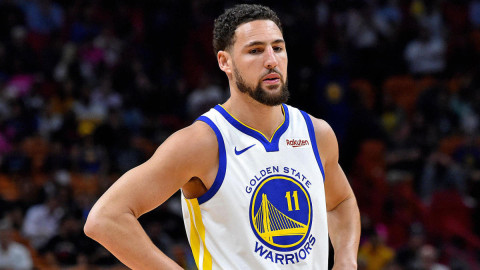 Klay Thompson recibe ánimos por parte de sus colegas de la NBA