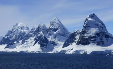 ¿Nuevas inundaciones? Descubren agujero bajo el hielo de la Antártida