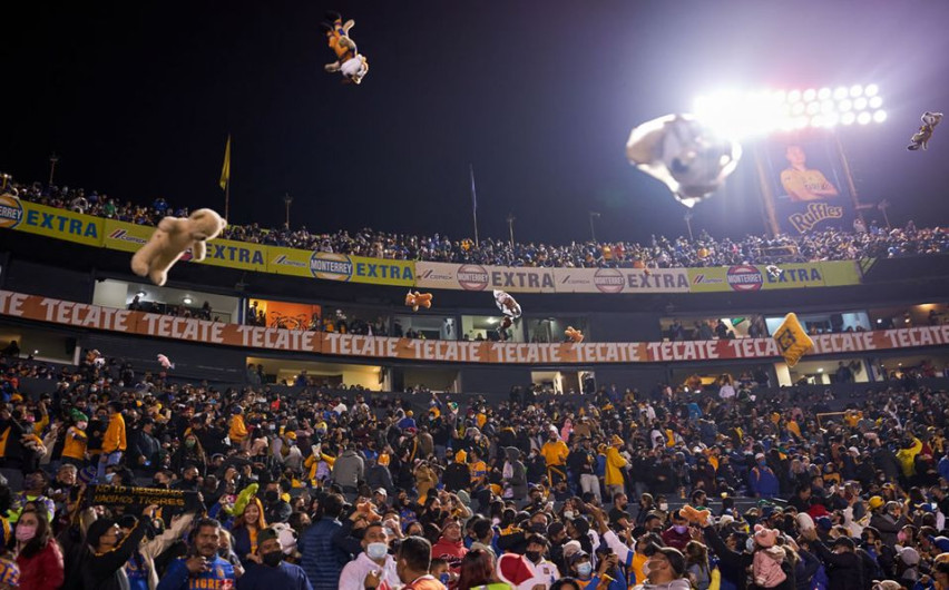 Afición de Tigres Femenil avienta peluches a la cancha para ayudar a niños de escasos recursos