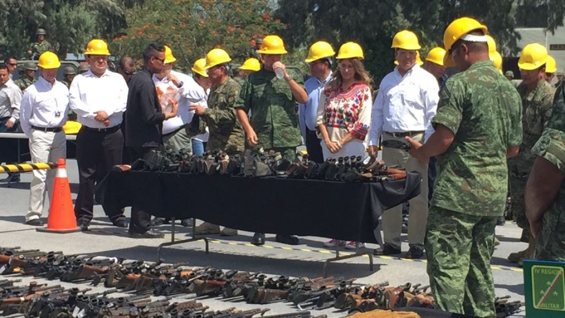 Atestiguan gobernadores de Tamaulipas y Nuevo León destrucción de armas