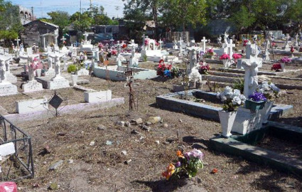 Acuden familias a panteones municipales a conmemorar Día de Muertos, bajo protocolos sanitarios