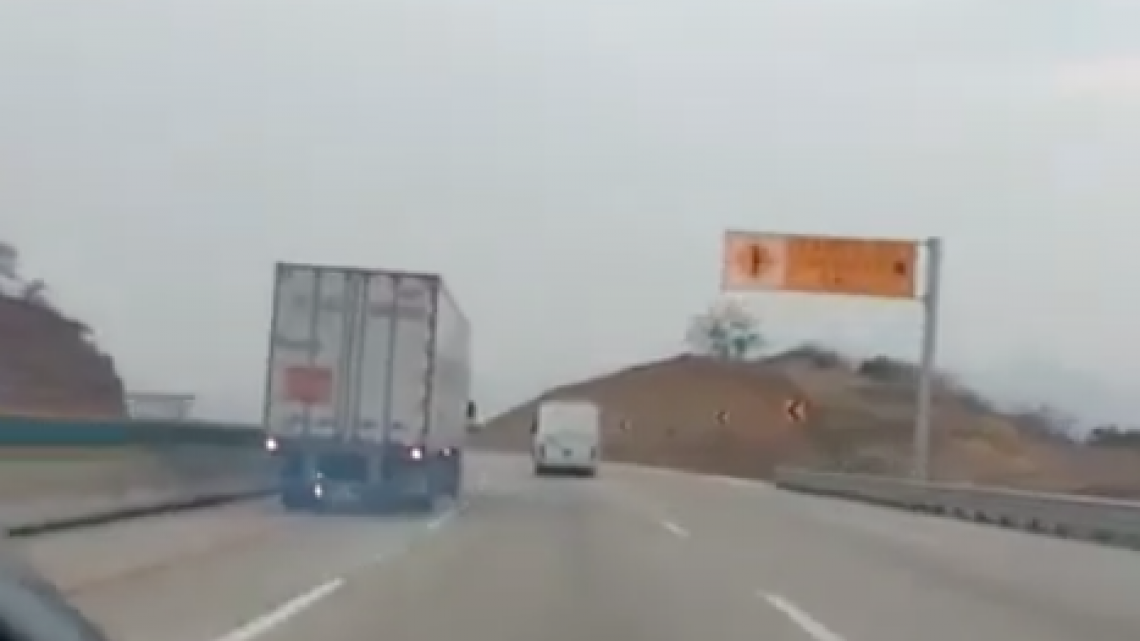 Tráiler se queda sin frenos y PF evita tragedia   