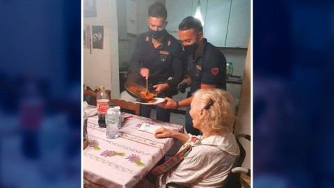 ¡Lo mejor que verás hoy! Policía en Italia decide ayudar a mujer de 87 años