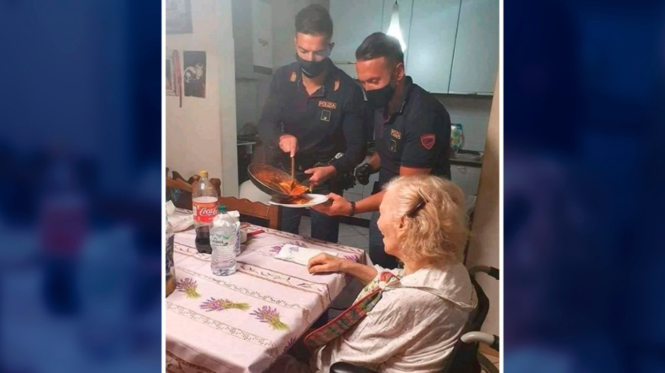 ¡Lo mejor que verás hoy! Policía en Italia decide ayudar a mujer de 87 años