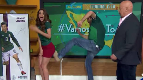 Yanet García recibe la “patadita” de la suerte 