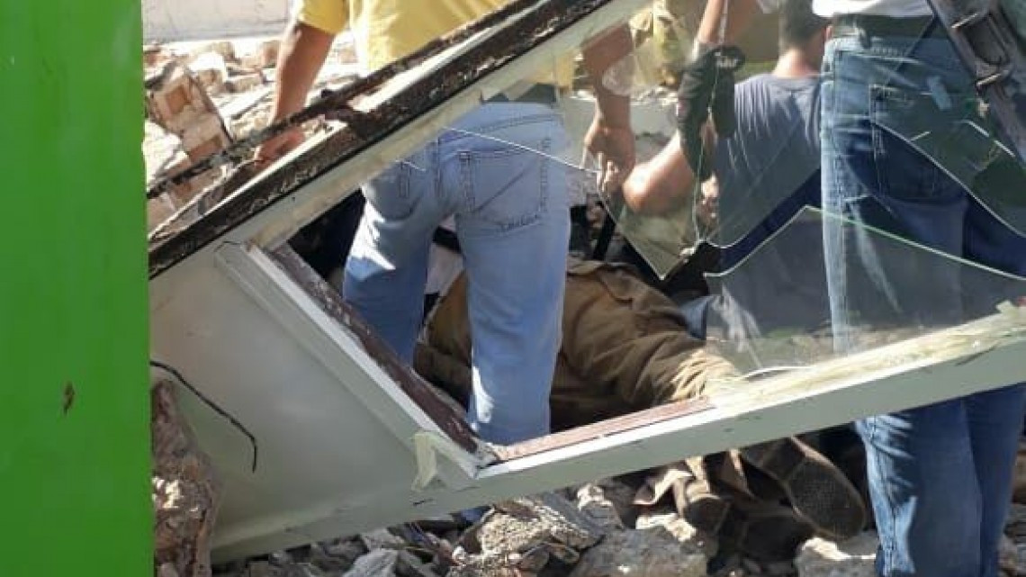 Caída de losa deja una persona muerta 