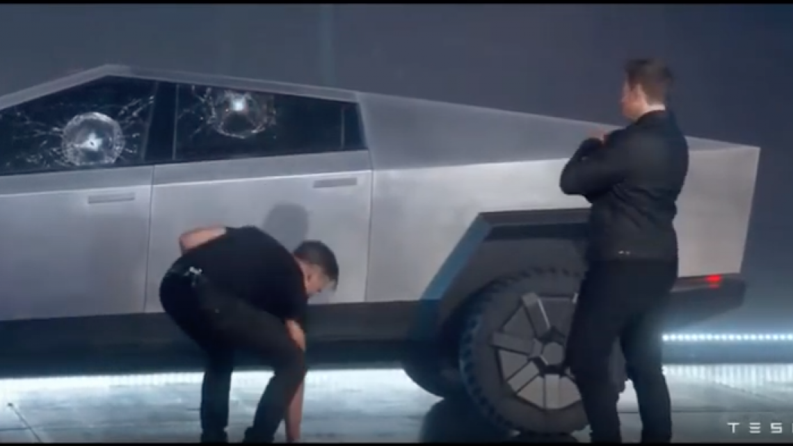Rompen el "vidrio blindado" del Cybertruck durante su presentación