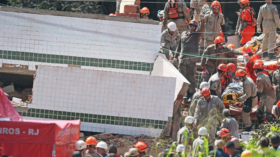 Aumenta a 15 muertos tras derrumbes de edificios en Río de Janeiro 