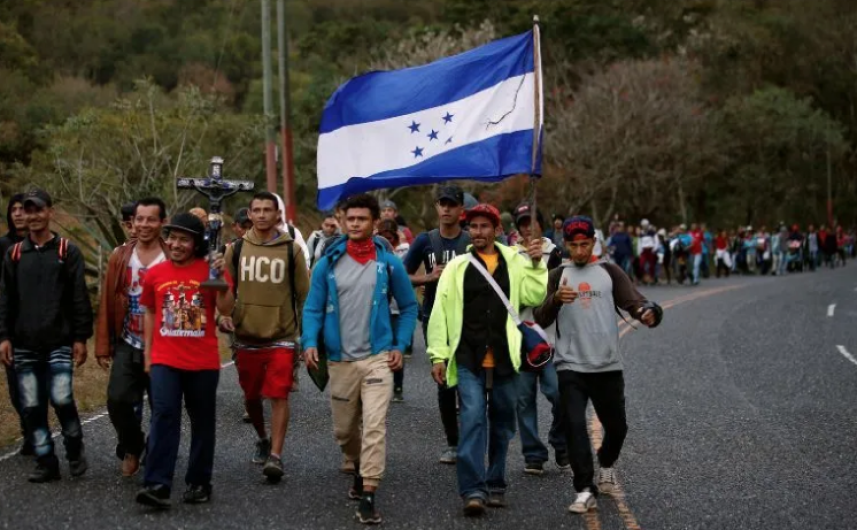 Caravana migrante se acerca a la frontera de Guatemala con México 