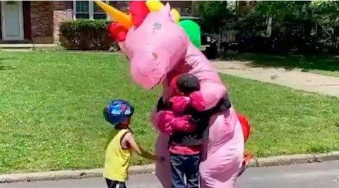 Adorable abuelita se disfraza de unicornio para abrazar a sus nietos
