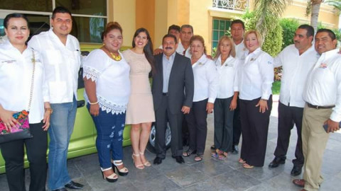 Ayuntamiento festeja a maestros en su día