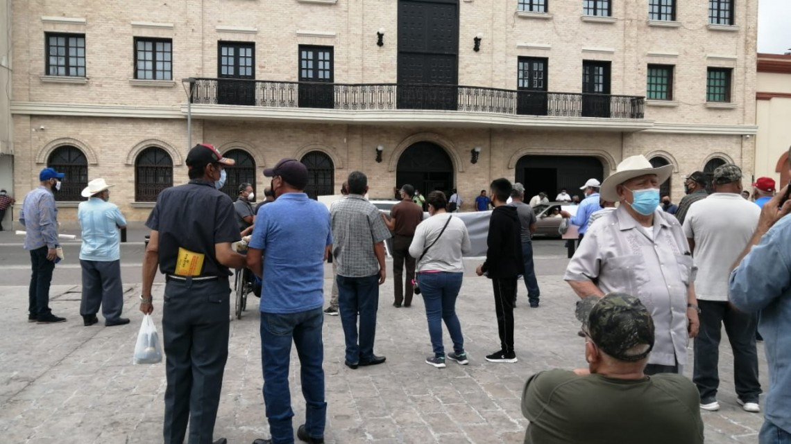 Protestan Jubilados frente a Palacio municipal en Matamoros