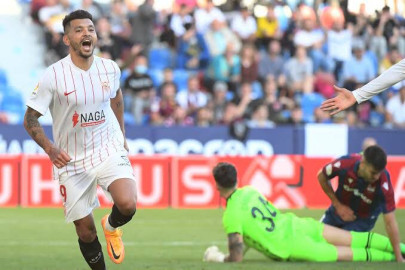 Tecatito anota sus primeros goles en Sevilla